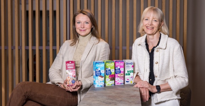 Nicola Haindl und Tochter Michele mit QimiQ-Produkten.