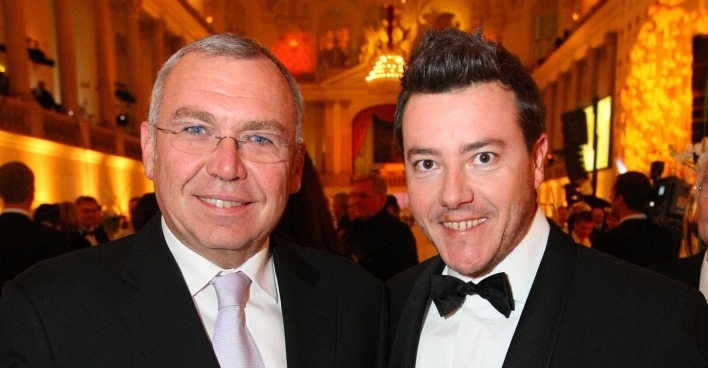 Ex-Kanzler Alfred Gusenbauer und Signa-Gründer René Benko lächelnd im Smoking bei einem Society-Event in Wien – heute verbindet sie vor allem ein milliardenschweres Insolvenzverfahren.