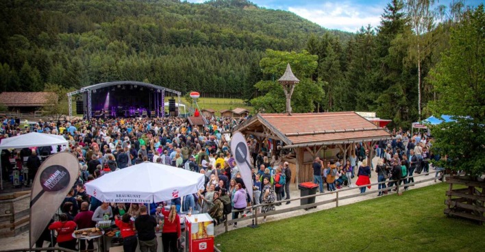 Viele Menschen bei Open-Air-Konzert auf Gut Aiderbichl.