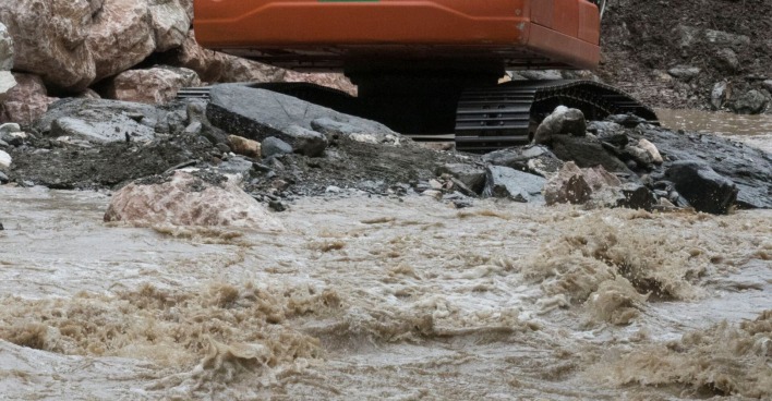 Hochwasser mit Räumfahrzeugen