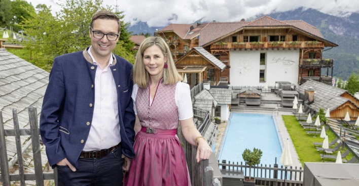 Gerhard und Katrin Höflehner vor ihrem Hotel