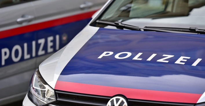Motorhaube eines Polizeiautos