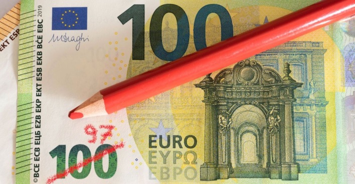 100-Euro-Schein mit rotem Buntstift durchgestrichen und handschriftlich zu „97“ korrigiert – symbolisiert Kaufkraftverlust durch Inflation.