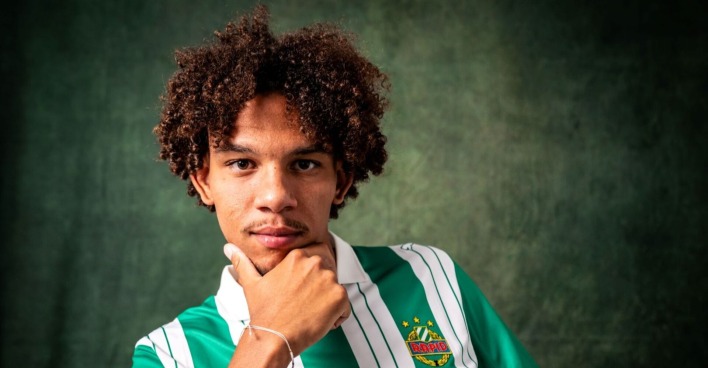 Der französische Leihstürmer Janis Antiste im Rapid-Trikot der Saison 2024/25