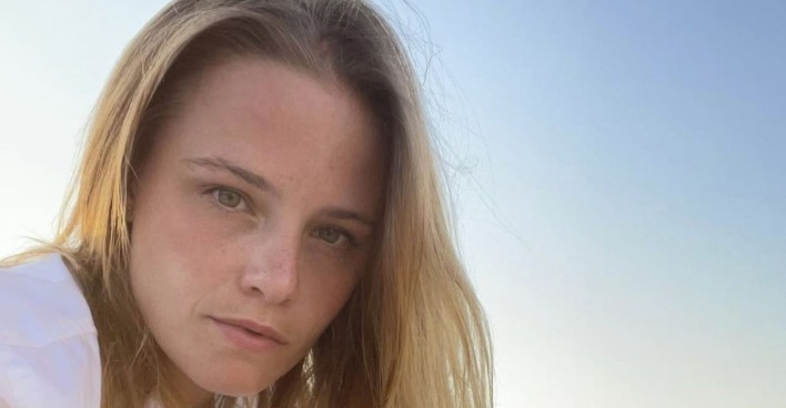 Jasna Fritzi Bauer blickt ernst in die Kamera
