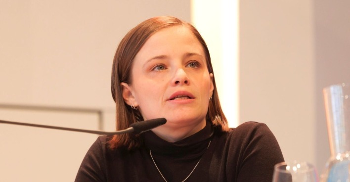Schauspielerin Jasna Fritzi Bauer spricht in ein Mikrophon