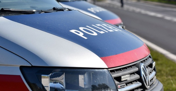 Zwei Minibusse des Modells VW-Transporter der Polizei auf einer Straße am Tag