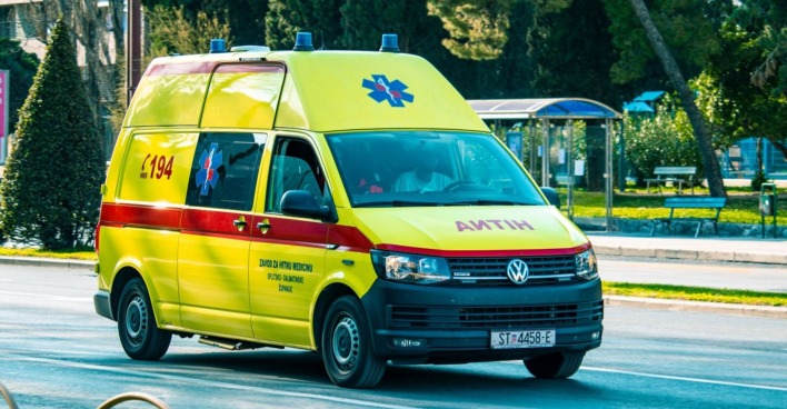 Rettungswagen auf einer kroatischen Straße