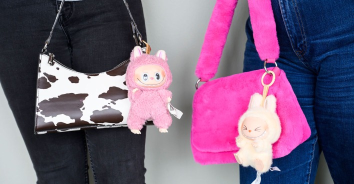 Zwei Taschen mit Labubus | Credit: Henrik Montgomery / TT News Agency / picturedesk.com