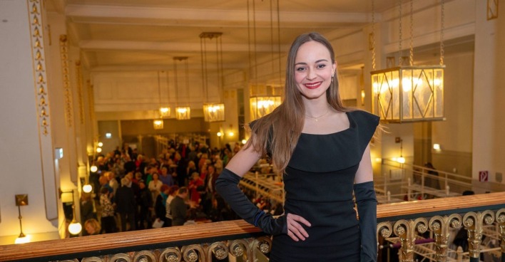 Laura Bilgeri posiert in schwarzem Kleid