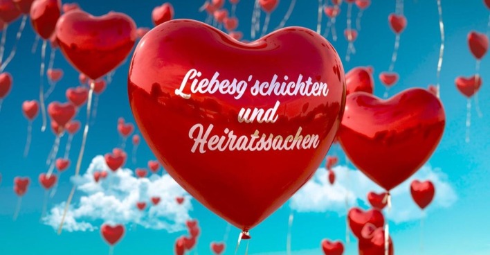 Herzförmige Luftballons fliegen in den Himmel