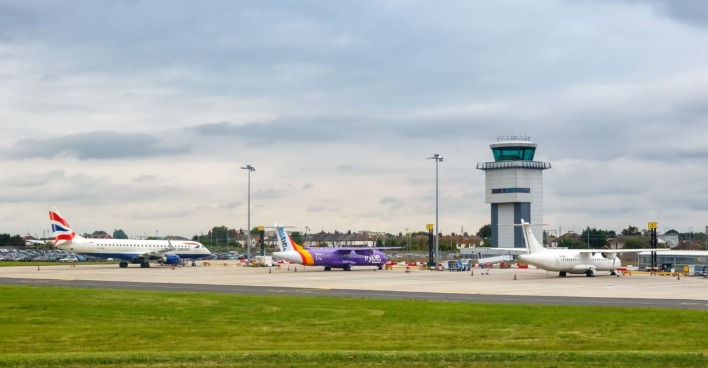 Flugzeuge am Flughafen London Southend in England