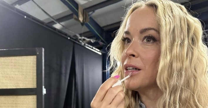 Marina Hoermanseder trägt Lipgloss auf