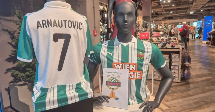 Heim-Trikot des SK Rapid mit der Aufschrift von Marko Arnautovic