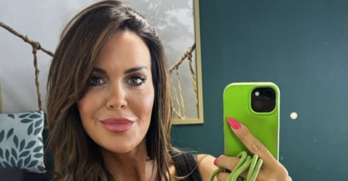 Martina Reuter mit einem grünen Handy