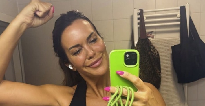 Martina Reuter zeigt ihren Bizeps im Bad