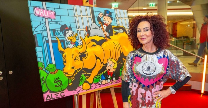 Mausi Lugner posiert mit einem Kunstwerk