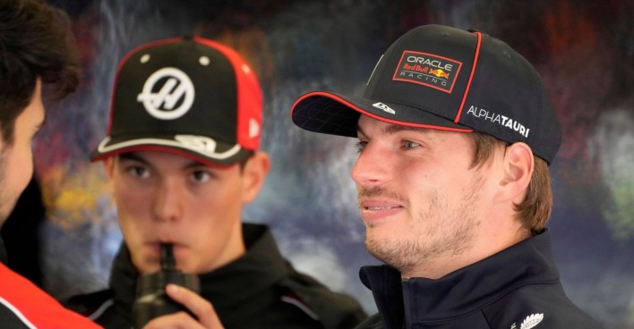 Max Verstappen in Silverstone bei der Parade vor dem Rennen mit Haas-Pilot Oliver Bearman