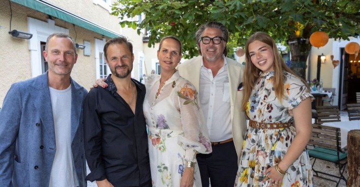 Christoph Jung und Philipp Hochmair mit Karoline, Michael und Lara Kühlwein