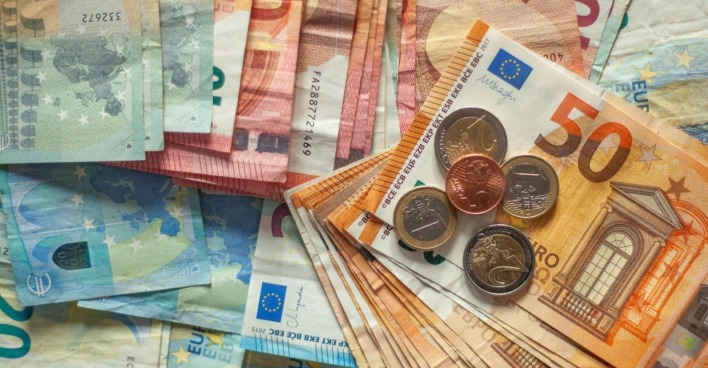 Euro-Banknoten und Münzen liegen nebeneinander, illustrieren Kosten und mögliche Rückerstattungen bei Mietverträgen mit unzulässigen Wertsicherungsklauseln.