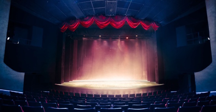 Ein Theaterbühne mit Scheinwerfer.