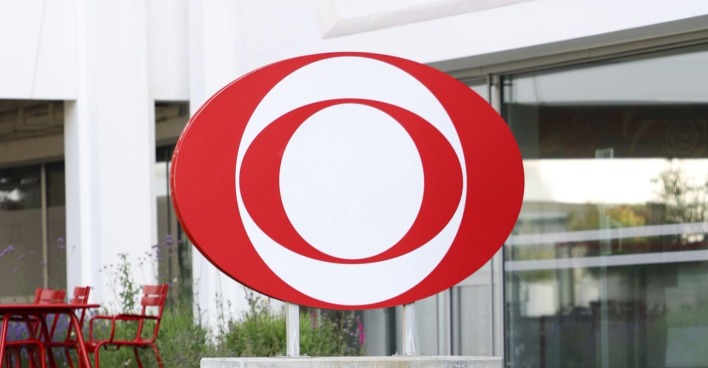 Rotes ORF-Logo auf weißem Hintergrund vor dem Gebäude des ORF, Entscheidung des VfGH zur Haushaltsabgabe.