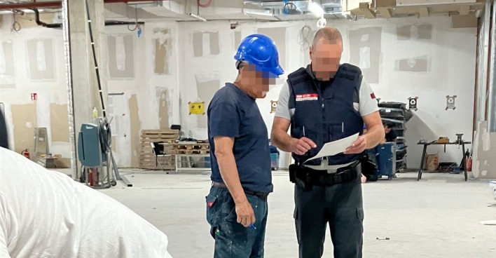 Finanzpolizei auf einer Baustelle in der PlusCity in Pasching