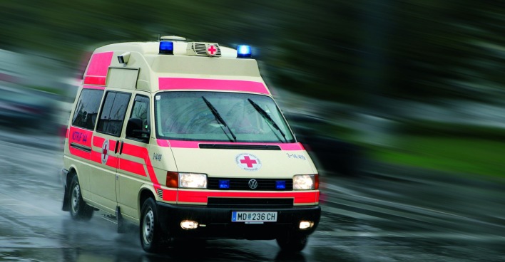 Rettungswagen des Roten Kreuz Österreich auf einer Fahrt im Regen