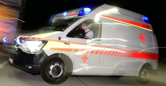 Rettungswagen fährt schnell bei Nacht