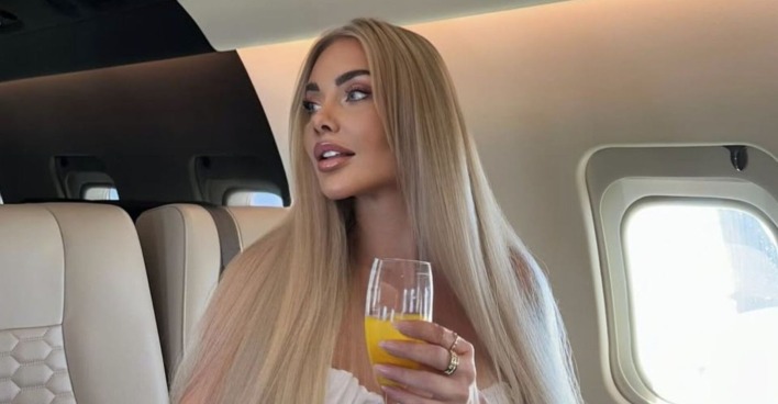Sabrina Wlk mit einem Glas Orangensaft