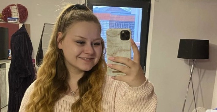 Sarah-Jane Wollny macht ein Foto im Spiegel