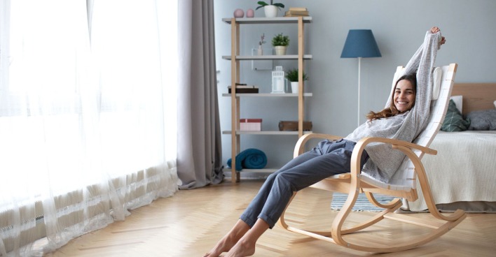 Frau sitzt in einem Schaukelstuhl | Credit: iStock.com/PavelIvanov
