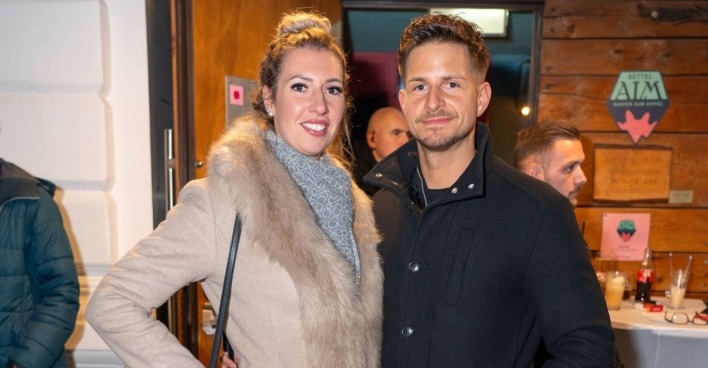 Sarah und Stefan posieren zusammen