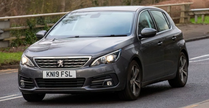 Ein grauer Peugeot 308 des Konzerns Stellantis auf einer britischen Straße