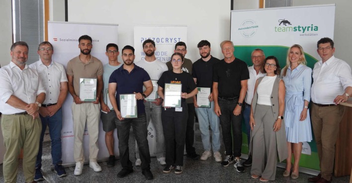 Mehrere Menschen posieren für ein Foto