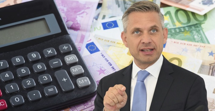 Ein Mann im Anzug spricht gestikulierend vor einem Hintergrund aus Euro-Scheinen und einem Taschenrechner – Symbolbild für Pensionsverlust durch Teilzeitarbeit.