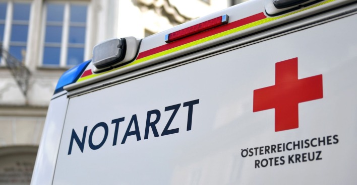 Heck eines Notarztfahrzeugs des Österreichischen Roten Kreuzes mit rotem Kreuz-Symbol und der Aufschrift „NOTARZT“.