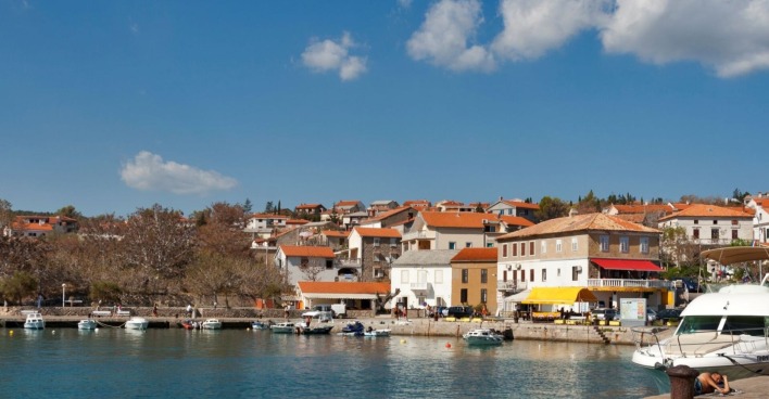 Panoramaaufnahme eines Dorfes auf der kroatischen Insel Krk