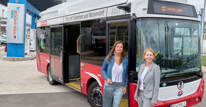 Wasserstofbus der Wiener Linien vor dem Bus posieren Öffi-Stadträtin Ulli Sima und technische Geschäftsführerin Wiener Linien Gudrun Senk