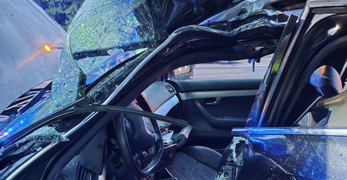 Zerstörtes Unfallfahrzeug auf der Wientalstraße