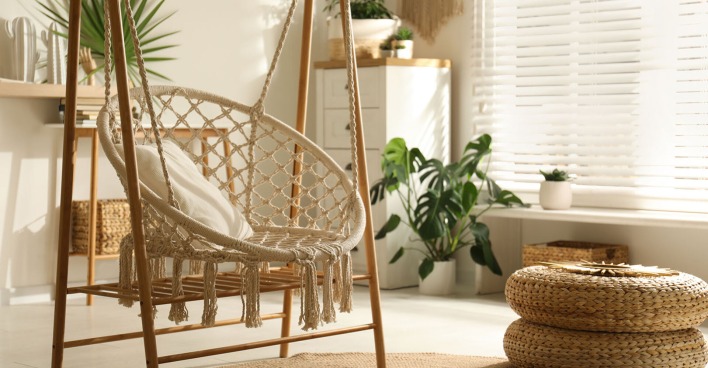 Hängesessel im Wohnzimmer | Credit: iStock.com/Liudmila Chernetska
