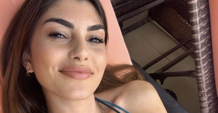 Yeliz Koc liegt auf einer Liege