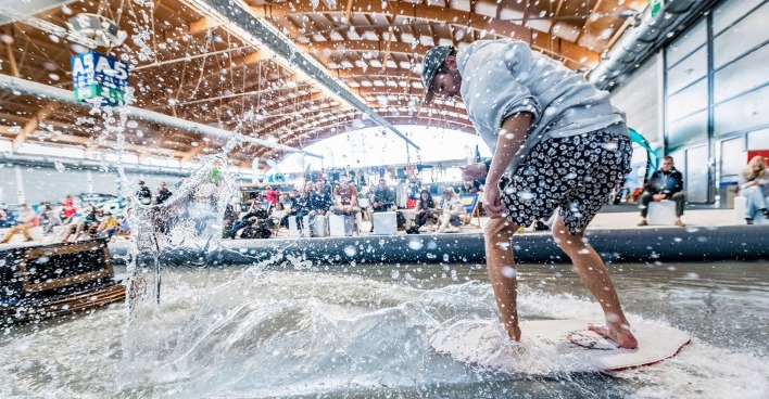 Surfer in einer Indoor-Halle | Credit: Messe Friedrichshafen/Silke Magino