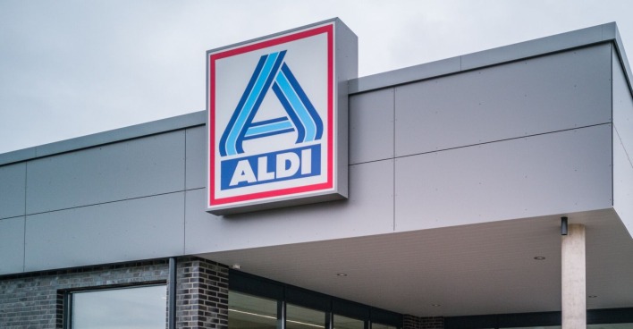 Aldi-Filiale mit prominentem Logo an der Fassade eines modernen Gebäudes.