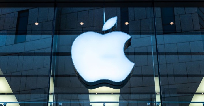 Logo des tech-Konzerns Apple vor dem hauseigenen Store im deutschen München