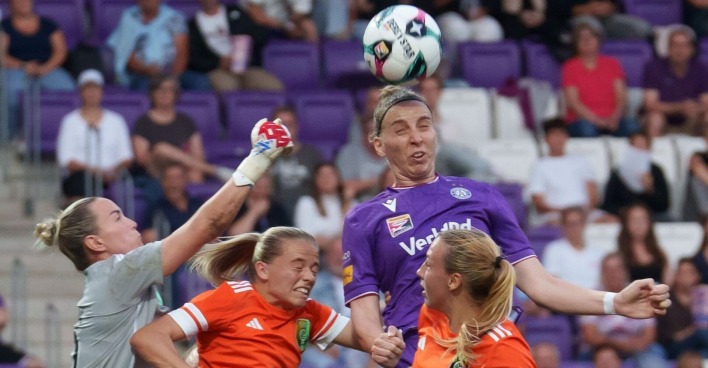 Austria Wien Torschützin Katharina Schiechtl im Kopfballduell mit zwei Glasgow-Verteidigerinnen, sowie Torfrau Lee Alexander