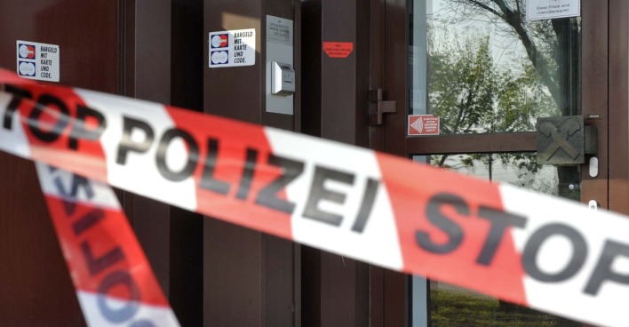 Polizei leitete sofort eine Fahndung ein, während Feuerwehr und Einsatzkräfte den Tatort absicherten.