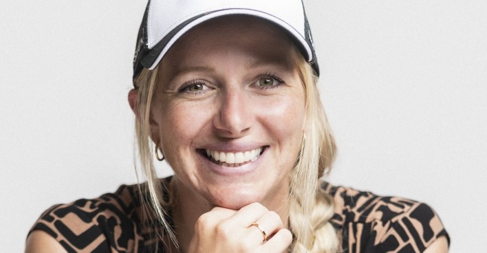 Biatheltin Lisa Hauser mit weißer Baseballkappe