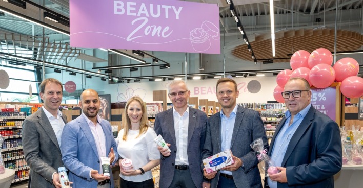 Sechs Personen präsentieren die neue Beauty-Zone in einer Billa Plus-Filiale
