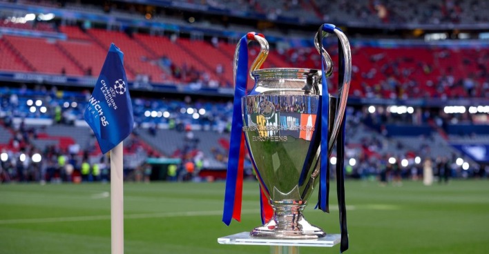 Champions League Pokal in der Münchner Allianz Arena anlässlich des Finales 2025 zwischen Paris Saint Germain und Inter Mailand